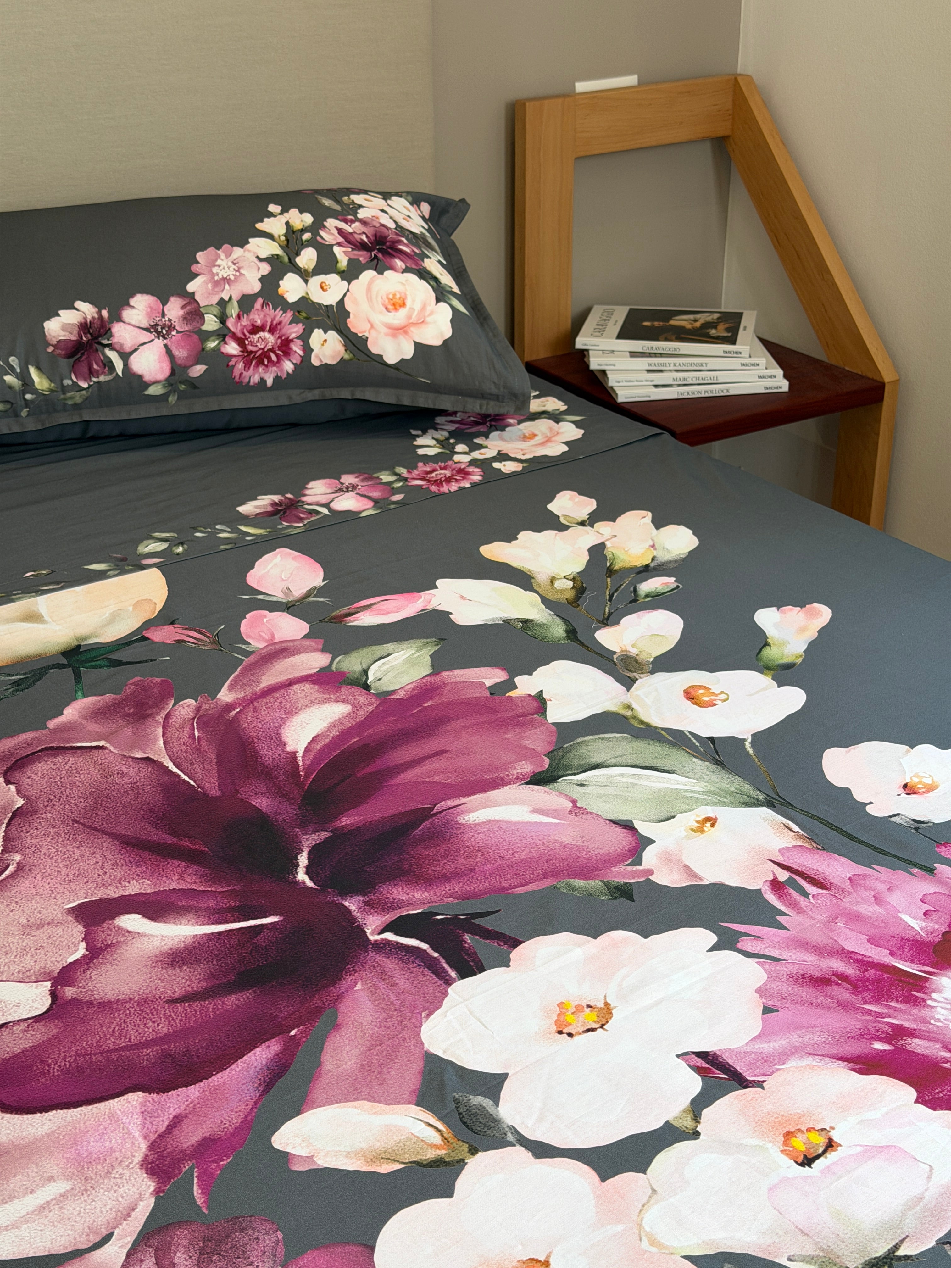 Parure Lenzuola Copriletto Raso 300TC FIORI SUL LETTO - VIOLA Letto Moreali Tessile Casa